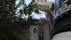 الاحتلال يجبر مواطنا على هدم مخزن زراعي في جلجولية