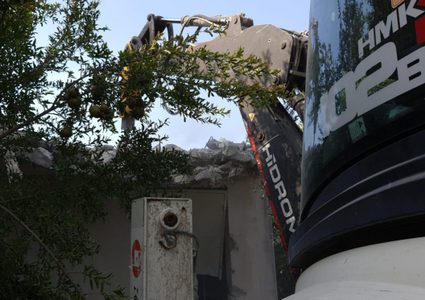 الاحتلال يجبر مواطنا على هدم مخزن زراعي في جلجولية