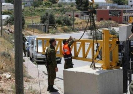 الاحتلال ينصب بوابة حديدية شرق بيت لحم