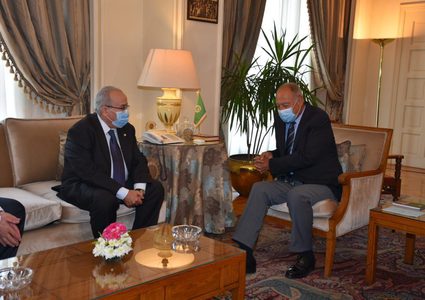 أبو الغيط يبحث مع وزير خارجية الجزائر مستجدات القضية الفلسطينية