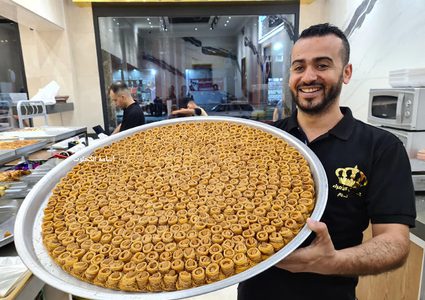 غزة: تجهيز الحلويات في انتظار نتائج الثانوية العامة غدا
