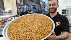 غزة: تجهيز الحلويات في انتظار نتائج الثانوية العامة غدا 
تصوير: أسامة الكحلوت