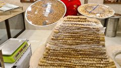 غزة: تجهيز الحلويات في انتظار نتائج الثانوية العامة غدا