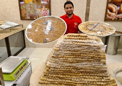 غزة: تجهيز الحلويات في انتظار نتائج الثانوية العامة غدا 
تصوير: أسامة الكحلوت