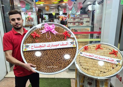 غزة: تجهيز الحلويات في انتظار نتائج الثانوية العامة غدا