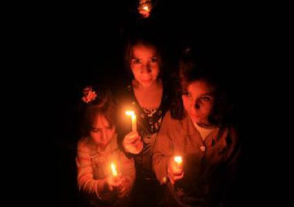 الصليب الأحمر: 80% من سكان غزة يقضون حياتهم في الظلام الدامس