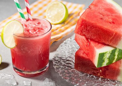 للكبار والصغار..  إرشادات طبية لتناول البطيخ الأحمر