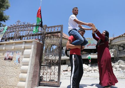 ابن الأسير الشلبي يحتفل بتفوقه على أنقاض منزله