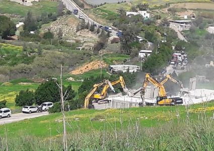 قوات الاحتلال تهدم منشآت شمال حاجز الحمرا