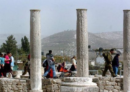 مستوطنون يقتحمون المنطقة الأثرية في سبسطية