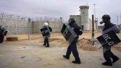 التوتر يسود سجن "عسقلان" والأسرى يطالبون بإغلاق القسم الوحيد فيه