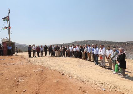 رؤساء بعثات دبلوماسية يزورون قرية بيتا