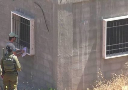 الاحتلال يخطر بوقف البناء بمنزل شرق قلقيلية
