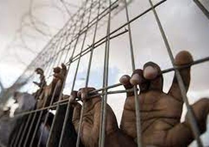 أسيران يعلّقان إضرابهما عن الطعام