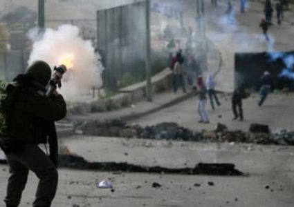 أصابة مواطنين برصاص الإحتلال واعتقال ثلاثة آخرين في مخيم الفارعة