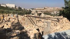 الاحتلال يهدم منشآت ويستولي على معدات زراعية شرق رام الله