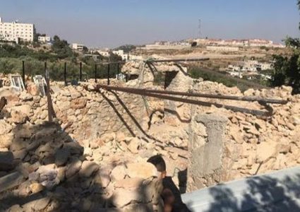 الاحتلال يهدم منشآت ويستولي على معدات زراعية شرق رام الله