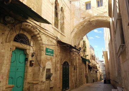 الاحتلال يفرض الاقامة الجبرية على 4 أسرى محررين