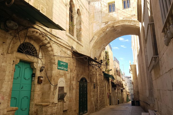 الاحتلال يفرض الاقامة الجبرية على 4 أسرى محررين
