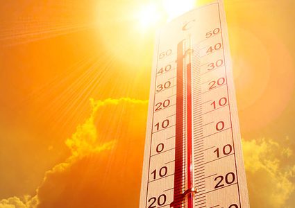 الطقس: أجواء حارة جداً ولا يطرأ تغير على درجات الحرارة