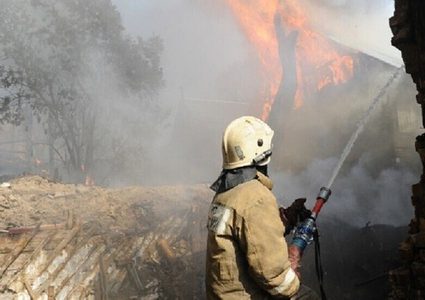 حريق ضخم في إربد وطائرتان تساعدان بإخماده
