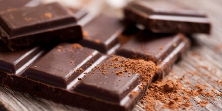 فائدة جديدة لتناول الشوكولاتة في منتصف العمر!