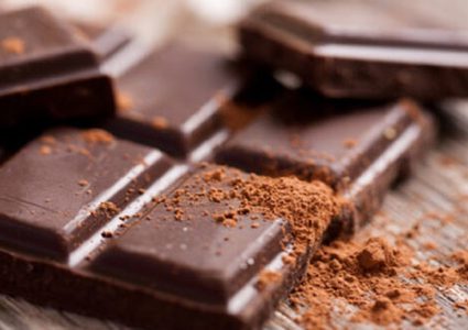 فائدة جديدة لتناول الشوكولاتة في منتصف العمر!