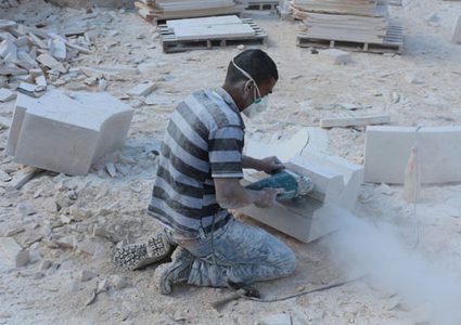 حملة تفتيشية حول شروط السلامة في قطاعي مناشير الحجر والإنشاءات