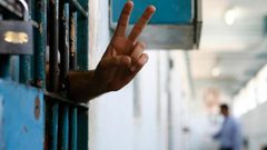 13 أسيرًا يواصلون إضرابهم عن الطعام رفضًا لاعتقالهم الإداري