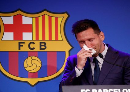 ميسي يجهش بالبكاء خلال في موتمر صحفي في وداع جماهير برشلونة