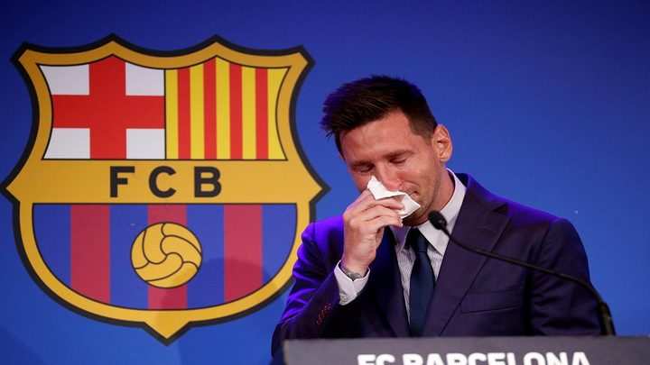 ميسي يجهش بالبكاء خلال في موتمر صحفي في وداع جماهير برشلونة