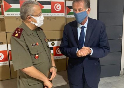 السفير الفلسطيني يسلم 50 جهاز أكسجين لإدارة الصحة العسرية في تونس