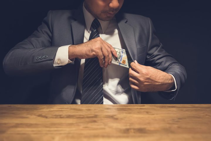 إقالة مسؤول كبير في "الموساد" بسبب فضيحة اختلاس