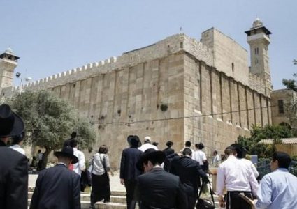 الأوقاف تندد بشروع الاحتلال ببناء المصعد الكهربائي في الإبراهيمي