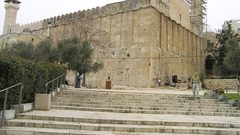 الاحتلال يشرع بتنفيذ مشروع تركيب مصعد كهربائي بالمسجد الابراهيمي