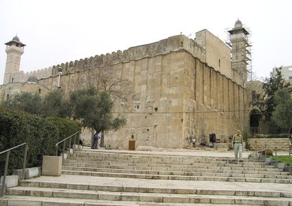 الاحتلال يشرع بتنفيذ مشروع تركيب مصعد كهربائي بالمسجد الابراهيمي