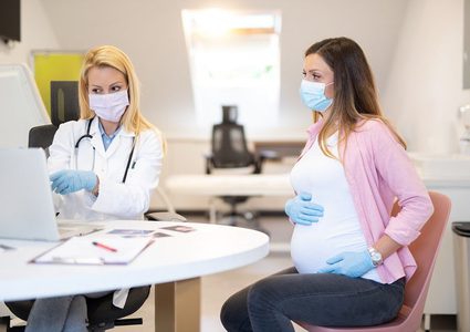 الصحة الأمريكية تنصح الحوامل بتلقي لقاح كورونا