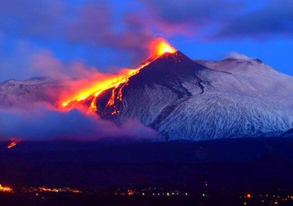 بركان إتنا يستمر في النمو ويزداد ارتفاعا أكثر من أي وقت