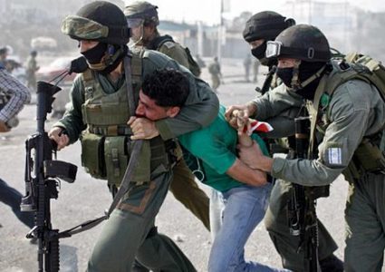 الاحتلال يعتقل 3 مقدسيين ويعتدي على أحدهم