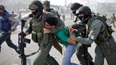 الاحتلال يعتقل 3 مقدسيين ويعتدي على أحدهم