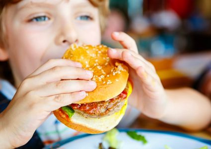 دراسة جديدة تحذر من خطورة تناول الأطفال للأطعمة الجاهزة