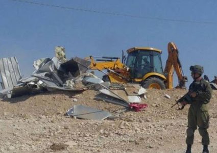 الاحتلال يهدم منشأه تجارية في اللبن الشرقية