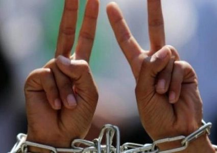 الأسيرين أمجد النمورة وفادي العمور يعلقان إضرابهما عن الطعام