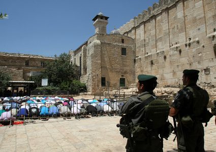 عشرات الإصابات بالاختناق جراء اعتداء الاحتلال على المصلين