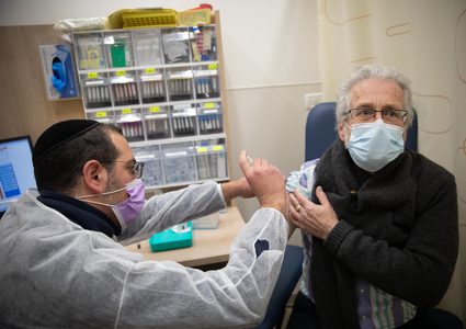 الشروع بتطعيم الأشخاص من سن (50 عاماً) وما فوق بالجرعة الثالثة