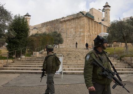 قوات الاحتلال تقتحم المسجد الابراهيمي بقنابل الصوت