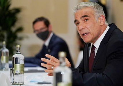 لابيد يستدعي السفير الإسرائيلي من بولندا