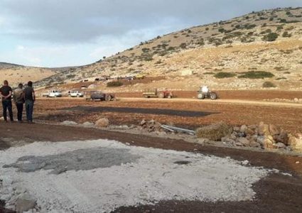 الاحتلال يفكك خلايا شمسية شرق طوباس