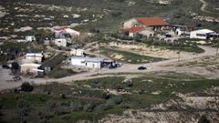 مستوطنون يقيمون بؤرة استيطانية جديدة جنوب الخليل