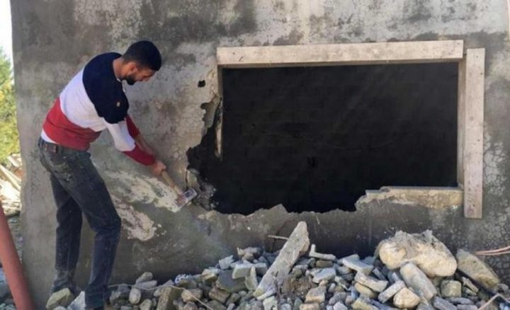 قوات الاحتلال تجبر مقدسيا على هدم منزله في الطور